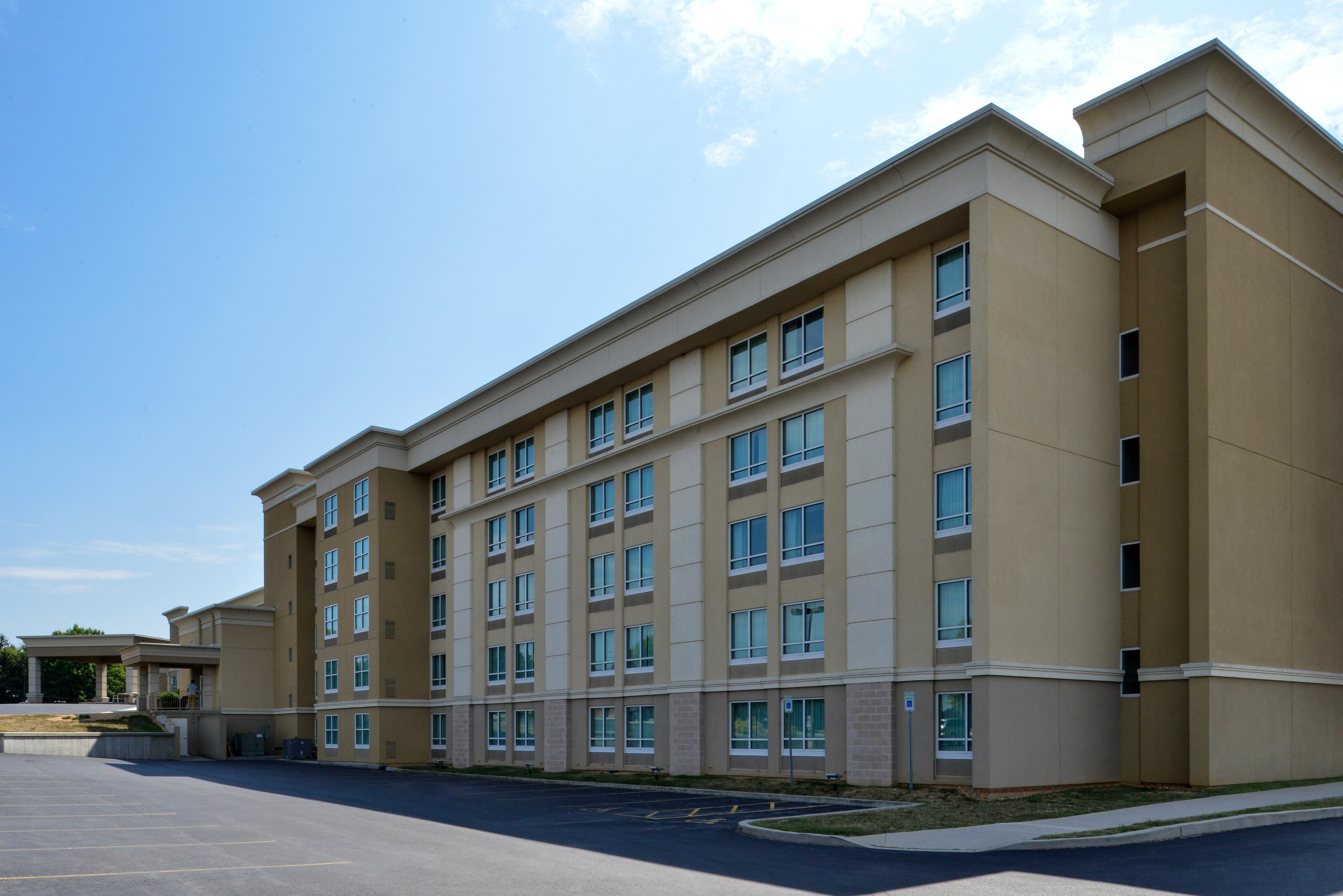 Holiday Inn Martinsburg By Ihg Exterior foto